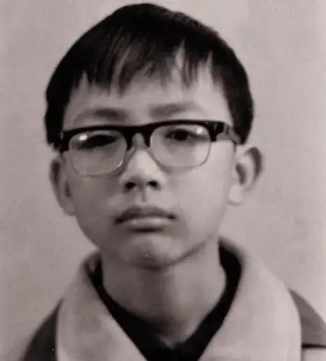 1988年，15岁赖宁因扑救山火牺牲，随后他的故事被收入教材。可是201