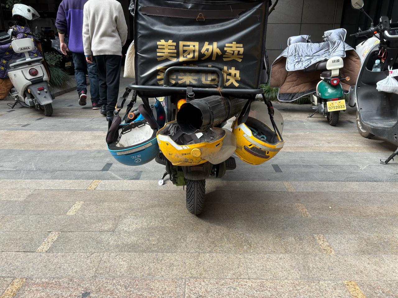 我问一个外卖小哥：“现在跑外卖一天还能赚500吗？”外卖小哥嘿嘿一笑说：“单王