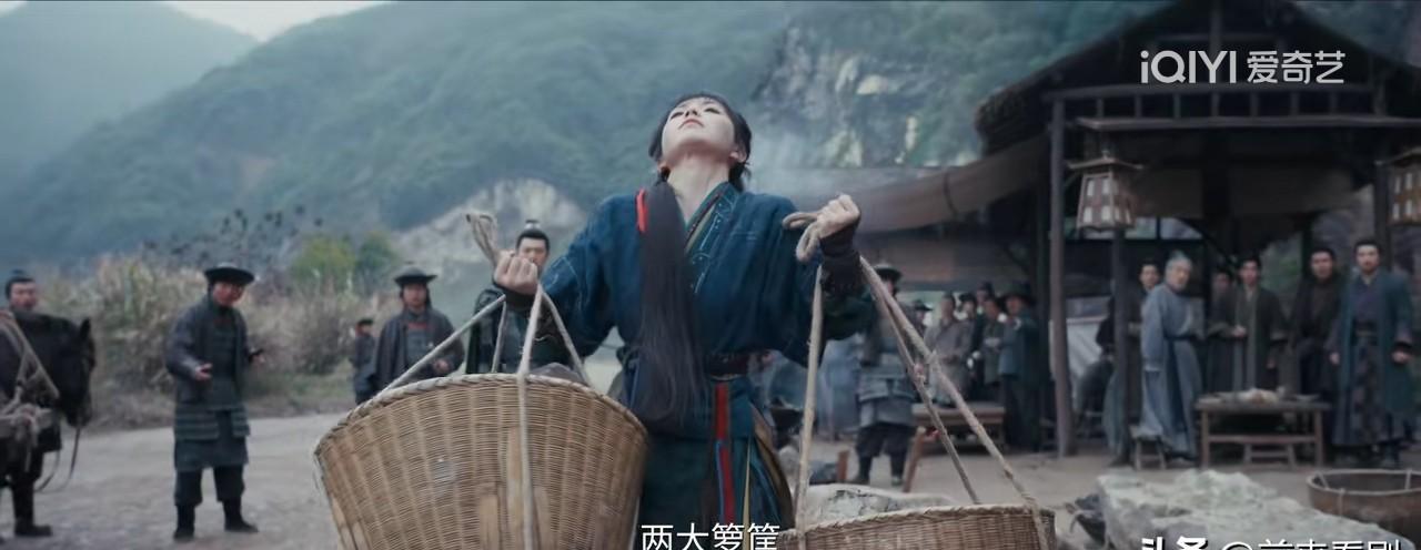 两筐石头，肩一抬就走。军营那帮大老爷们原本还抱着胳膊看热闹，结果眼神从“来试