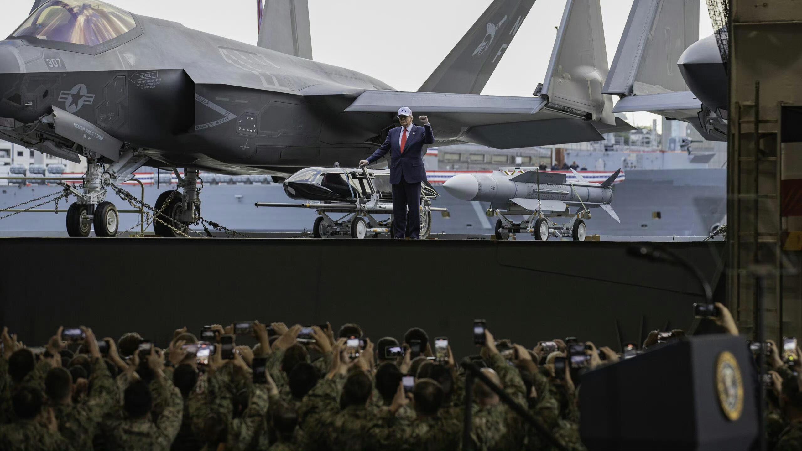 美国海军的秘密武器、针对东大的杀手锏--AIM-174B远程空空导弹和川普同框