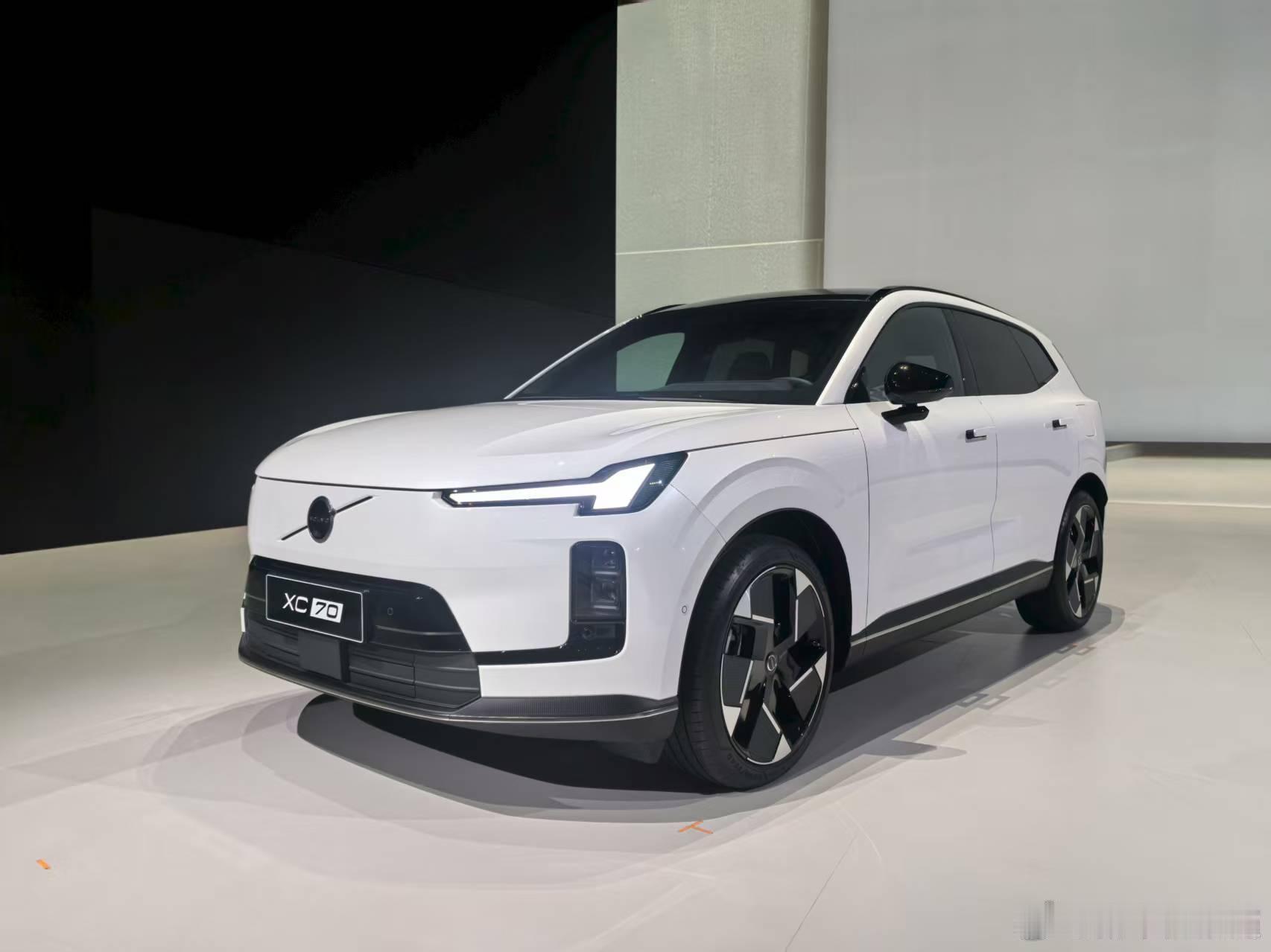沃尔沃全新XC70预售价29.99万起8月27日，沃尔沃全新XC70正式