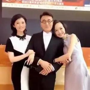 许戈辉说：“我结婚这么多年，一直到去年，我先生的秘书说，给你也办一张信用卡的副卡