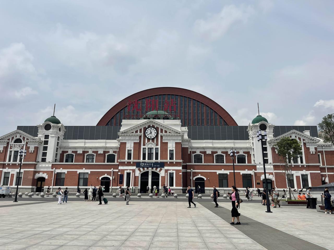 沈阳篇本以为到了沈阳就凉快些了，可实际上天气也是很热，沈阳故宫、大帅府，人多得