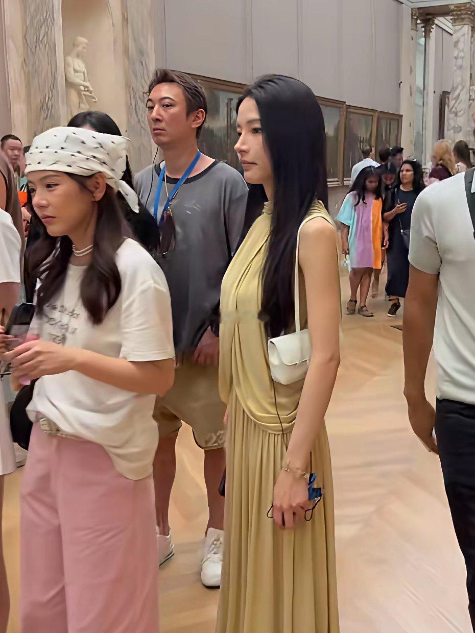 王思聪带好几位美女，现身巴黎卢浮宫参观！有一说一，他的审美不错