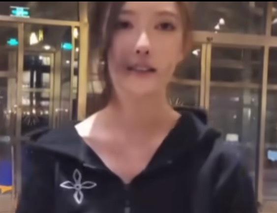 蛋糕：闹麻了，我来团播这不能那不能的，我忍了很久了，天天在家当轮椅主播，装逼的很