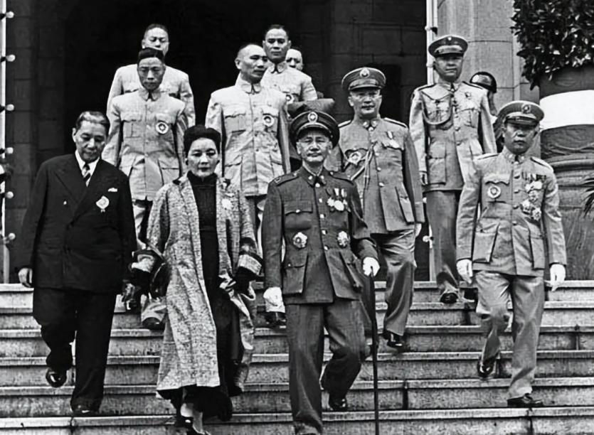 1949年，蒋介石带着一百多万人退守台湾，其中军队有六十万，而且大多还是年轻人，