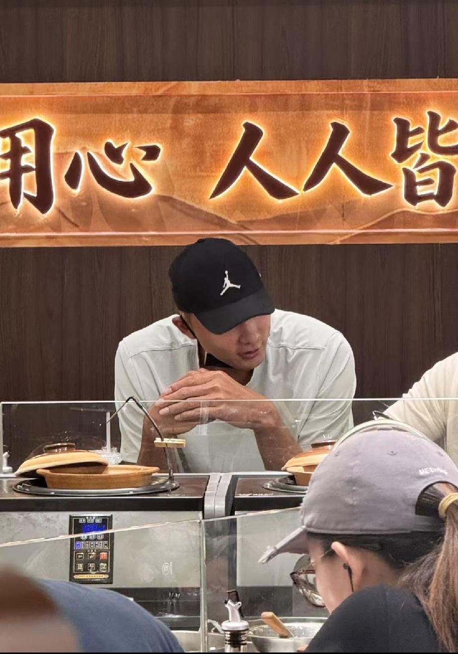 7月12日，易建联在广州的K11吃煲仔饭，坐下来把口罩摘了，对面的年轻人竟然没认