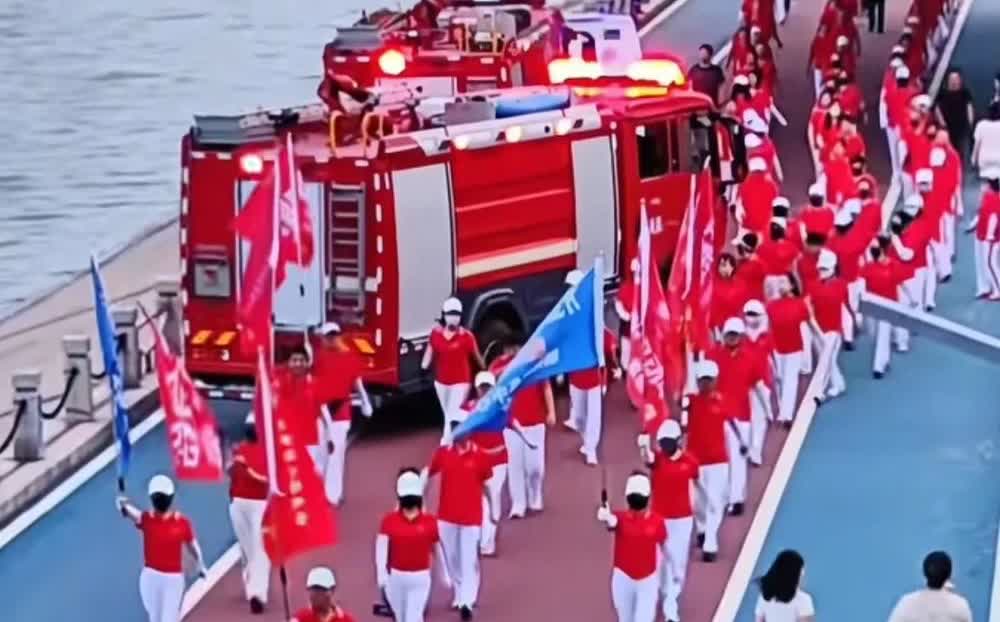 【“组团堵路”绝不是文明】＊安徽六安。健走团堵路不让道，车主无奈跟在后面龟速