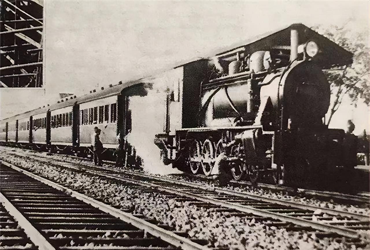 1955年6月18日晚上7时10分，毛主席的专列行驶出了杭州火车站。但行驶至萧山