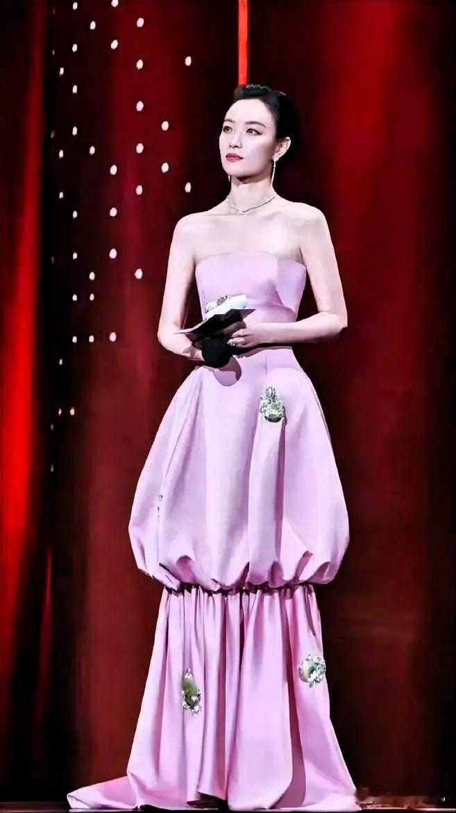 金鸡奖颁奖晚会上，倪妮和苏有朋一出场，我就坐不住了！倪妮一袭粉色抹胸裙惊艳