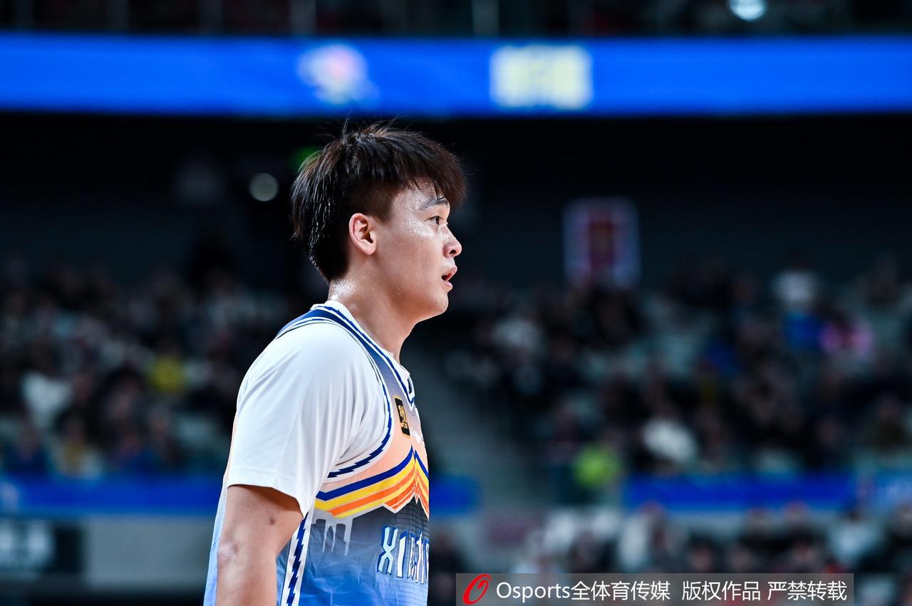 赵睿24号球衣惹是非，球迷建议方硕让出8号，被各方面批评北汽已经是赵睿的第四