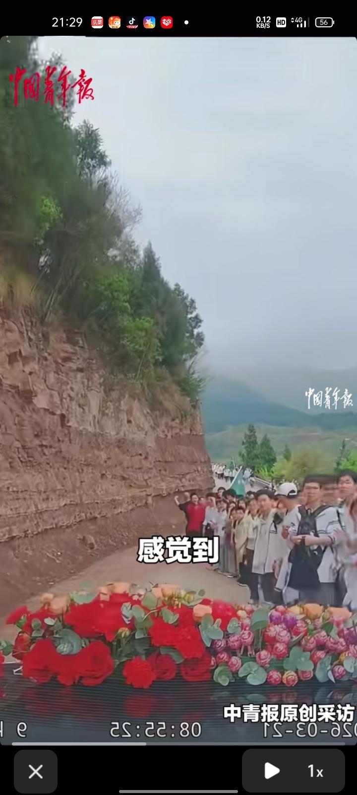 3月21日，泸州市古蔺县。一支长达两三公里的高中春游学生队伍在狭窄村道偶遇接亲婚