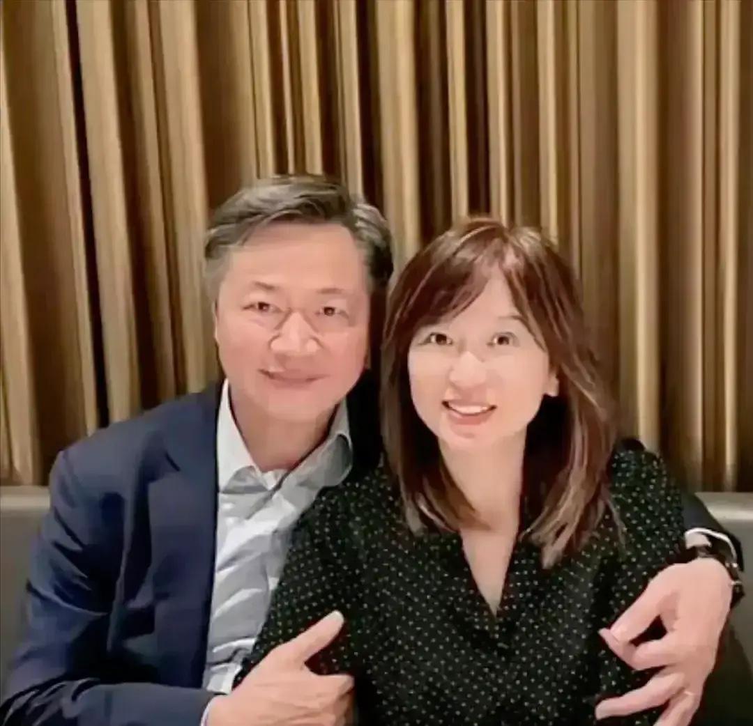 赖岳谦把大陆好几所高校的讲座全推了，理由简单：老婆身体不舒服，得在家陪着。听