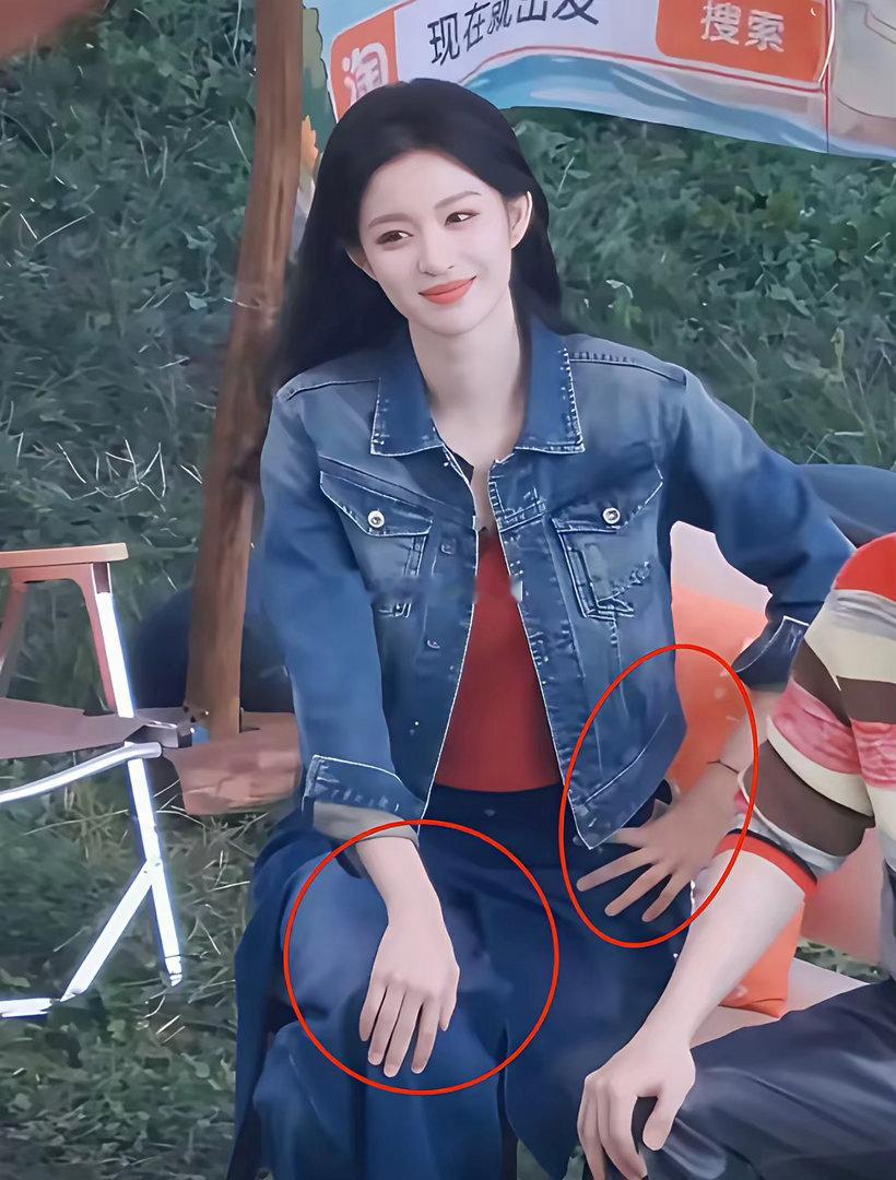 王楚然的综艺截图完全经不住细看，放大之后，就会发现后期一个很明显的小破绽。同一段