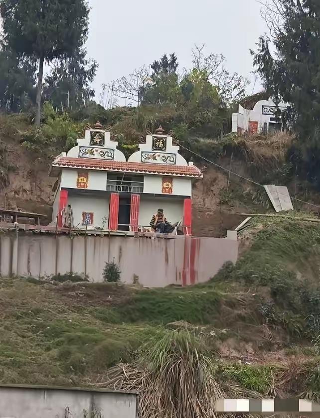 活人怎么可以把房子建成那个样子，远看像坟墓，近看还是像坟墓[捂脸哭]这房子照片我