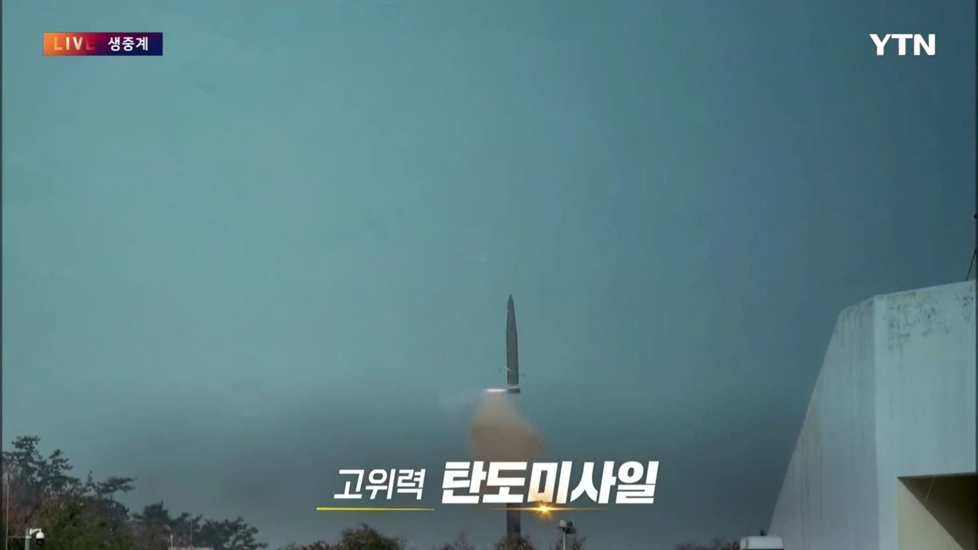 韩国玄武-5弹道导弹的发射画面，采用冷发射，侧抛大底，弹体气动外形仍然是沿用伊斯