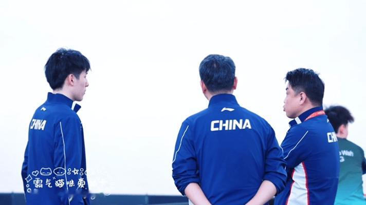 温瑞博0-3输给老奶，把王皓气的够呛，脸都黑了，局间直接说“没招”，赛后到训练馆