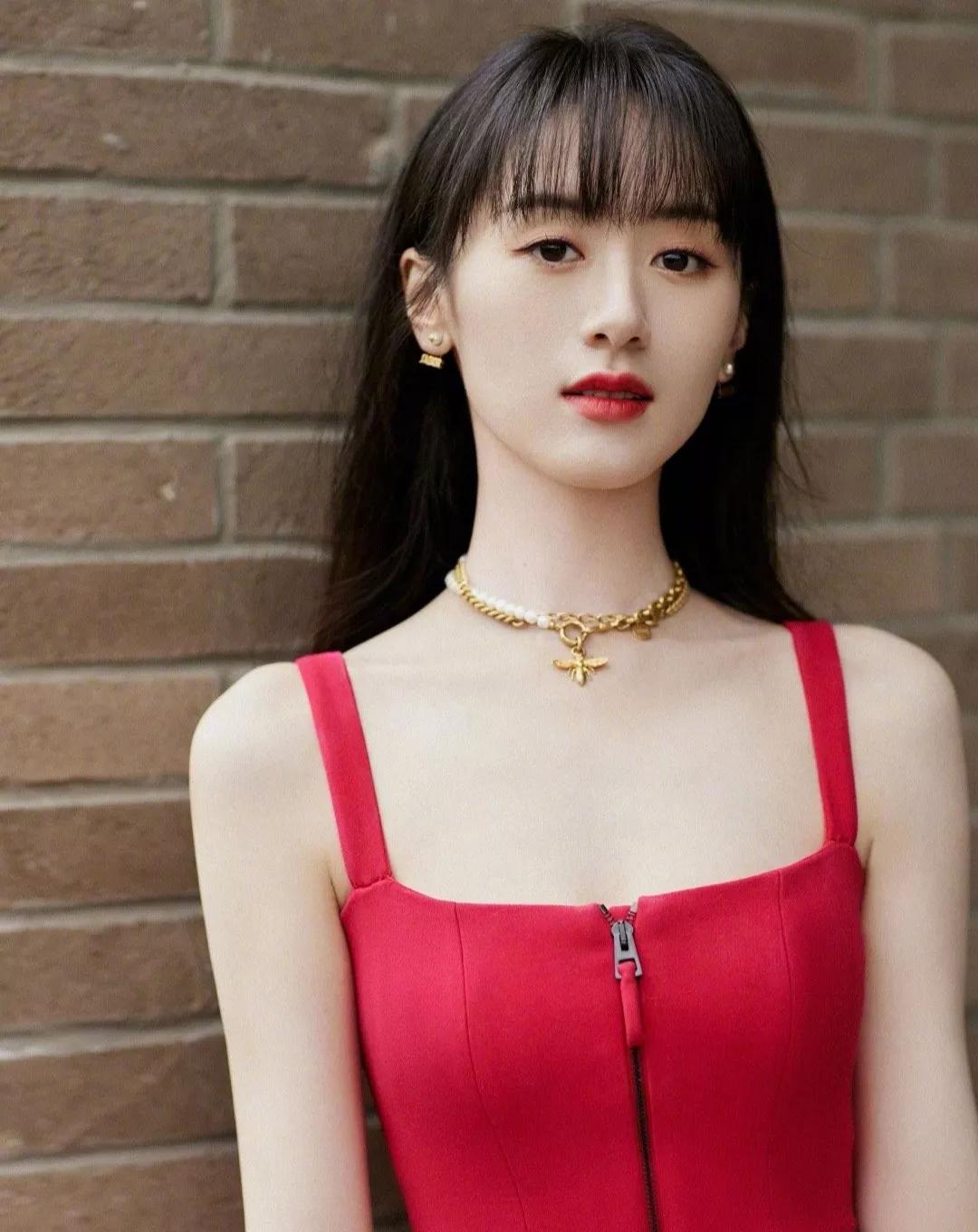 袁冰妍红色一字裙写真：惊艳又魅力的女星