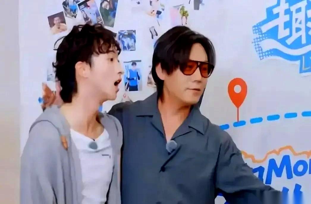 亲爹亲妈捂了十几年，宝贝得跟什么似的，连张高清正脸照都舍不得放。结果呢？继父