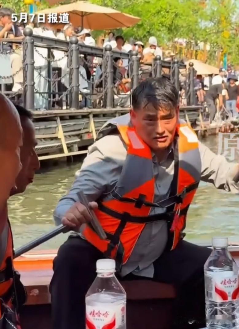 朱之文再上热榜山东大衣哥朱之文又火了，无论是自媒体还是各地方官方媒体，近期多