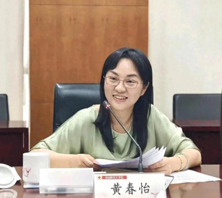 黄春怡真的太可惜了。从湖北老家到上海为官，一个容貌俊俏的大学生，好不容易考公