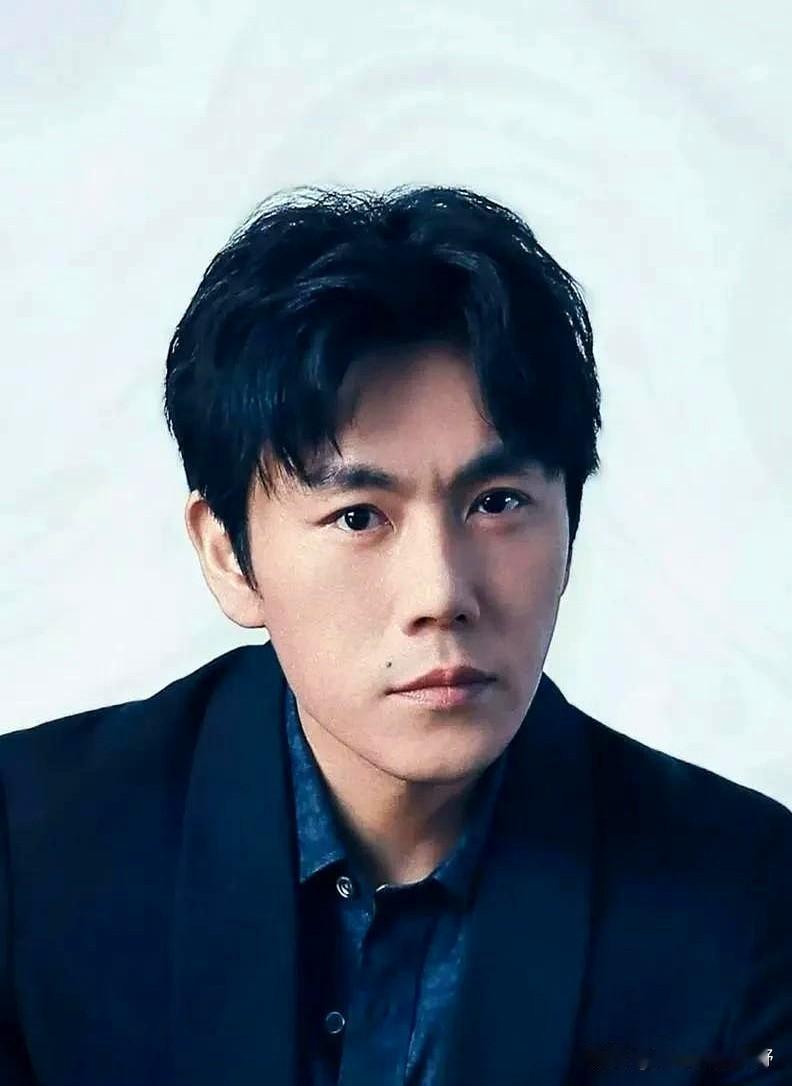 秦昊在节目里一句“我老婆又白又大”直接冲上热搜，这哥是真敢说啊！伊能静反手就