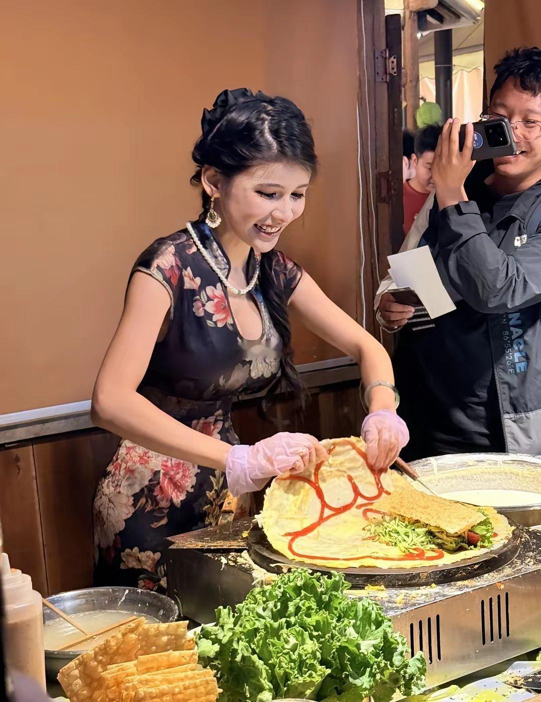 这姐，她是谁？！谁的签名？！狗头萝莉太好看了说话也超级温柔