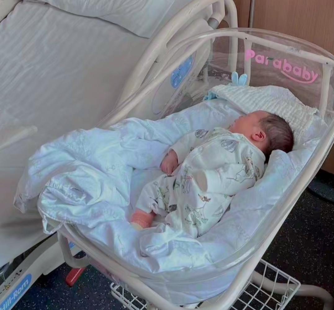 二十多年前我家娃刚生，睡觉总吭哧打呼，医生一来就说可能是新生儿肺炎，让转监护室观