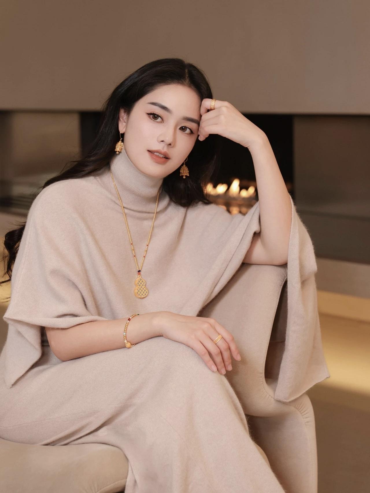 你认为最有气质的美女是谁？淡淡的妆，黑色的长发，驼色大衣，感觉非常有知性优雅气质