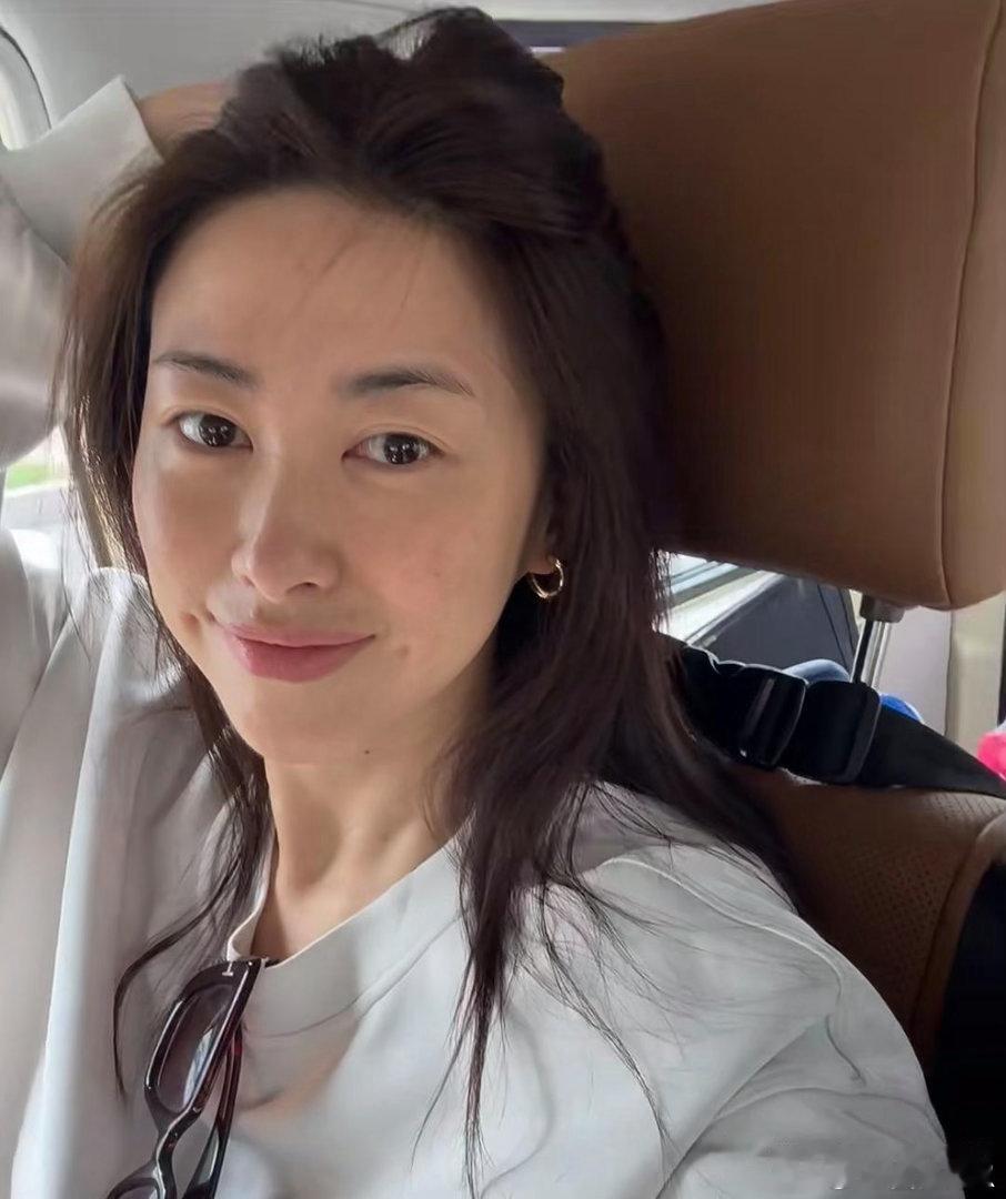 谁能看得出来这是素颜状态下的朱珠，没有妆容加持，样貌依旧十分出众。