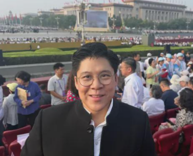 香港仅此一家！三代人都受邀登楼观礼，爷爷还参加过3次霍家作为香港的顶尖豪门之