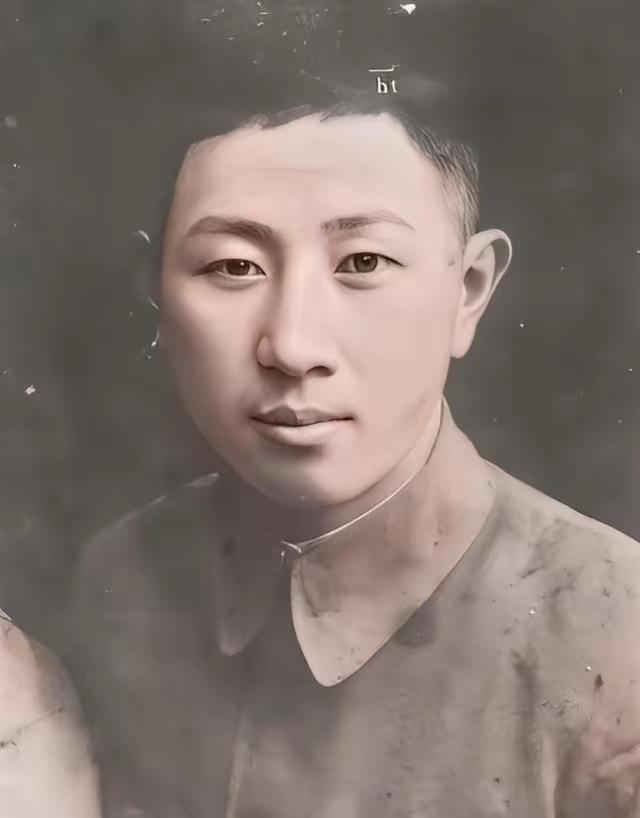 1936年，西安事变中，侍卫翁自勉舍命救蒋介石，导致右腿落下终身残疾。面对这位救
