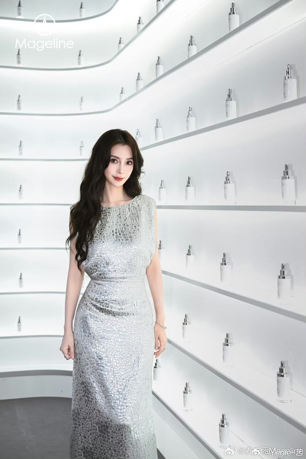 Angelababy画的红黄蓝我知道你也向我靠近，星河万顷都是你的见面礼，所以