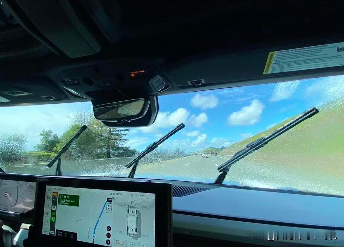 以前觉得新能源车3.5吨已经顶破天了，直到我看到了它——电动悍马。5.5米长