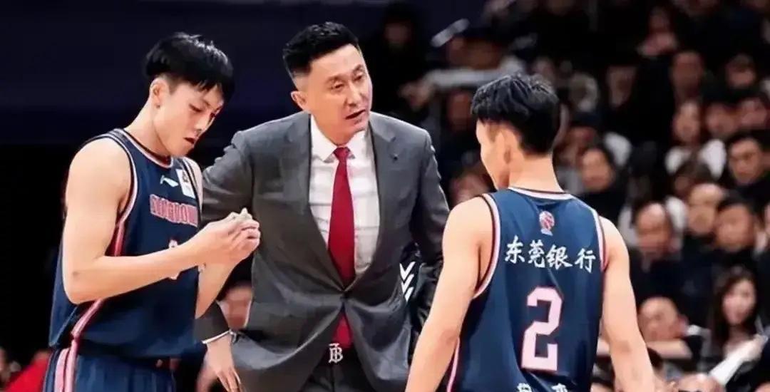 全运会广东男篮阵容年龄与年薪一览；杜锋——主教练，年薪400万元；1、赵
