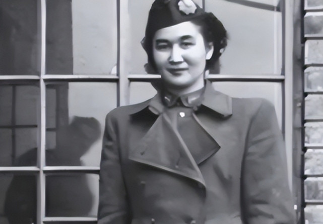 1940年，地下党康乃尔正在茶楼玩牌，一军统美女突然拍了拍他的肩膀，使了个眼色说