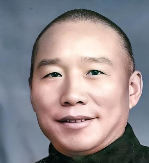 1948年，国军一个伙夫跟大部队走散了，被解放军拦下。战士们看他年纪大，不忍心为