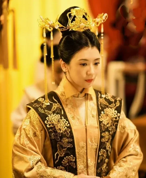 1462年，15岁的太子朱见深宠幸了比他大19岁的乳娘万贞儿，从此一发不可收拾，