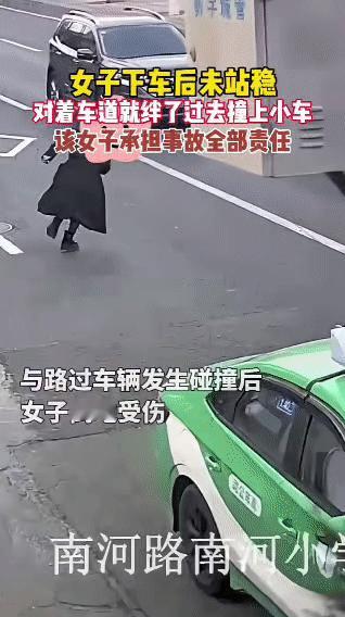 近日甘肃兰州，一名女子酒后乘坐出租车，下车后没能站稳，跌跌撞撞误入行车道。她没注