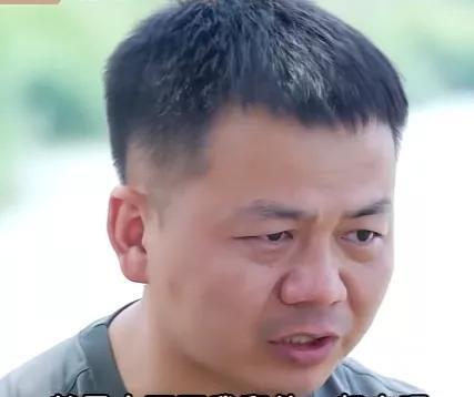 跪母救人的张伟一句话落泪了！记者说：见义勇为不值得用生命做代价。张伟点头认同