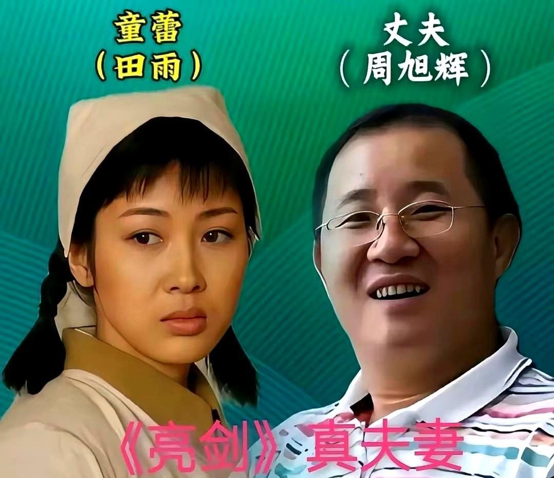 深夜片场只剩一盏灯。他在灯下翻剧本，她在角落咬着笔。这就是他们的爱情和事业。