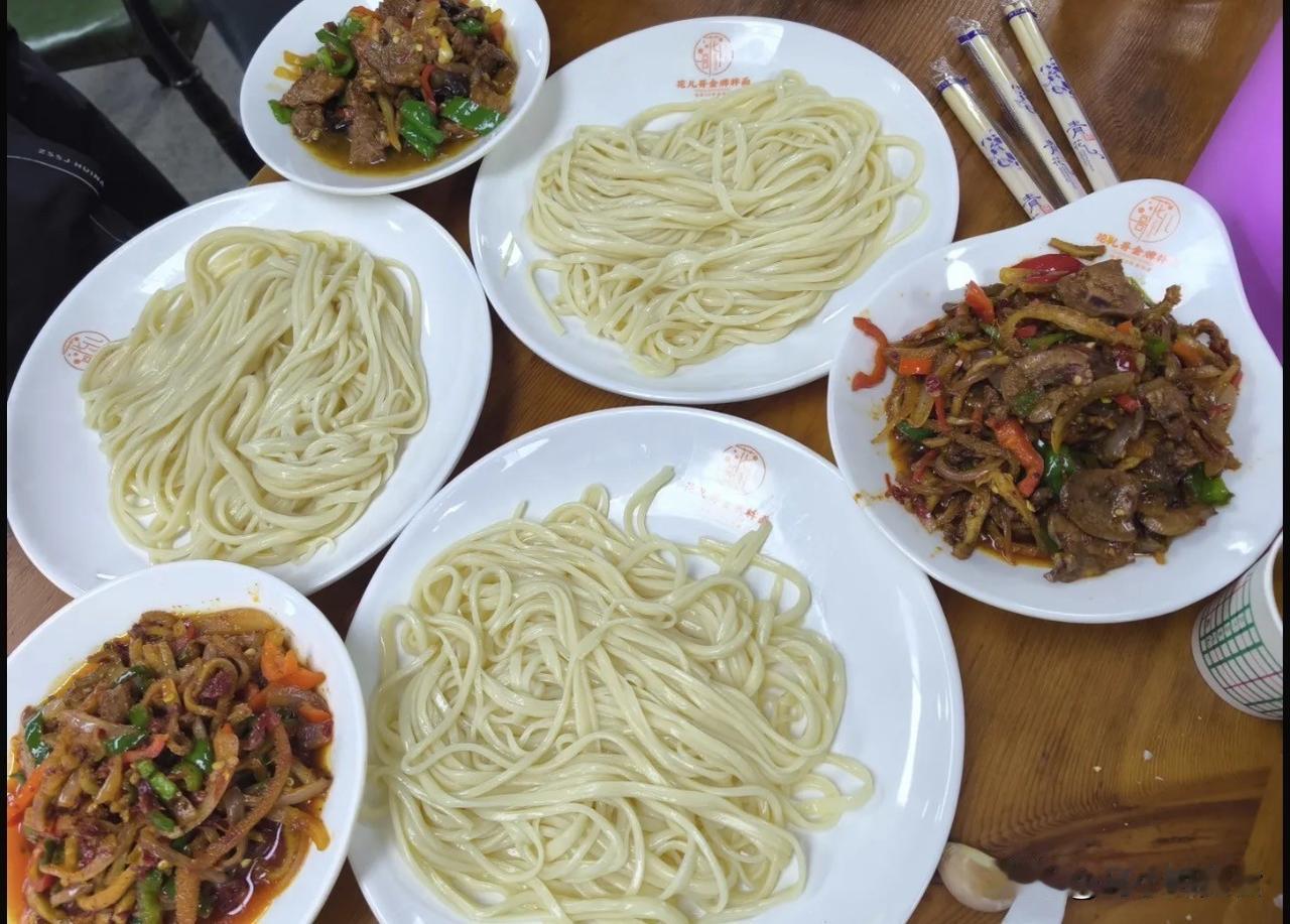 我乌鲁木齐最意外网红街！偏僻安宁渠彻底逆袭，餐饮内卷太夸张真的没想到！曾经不
