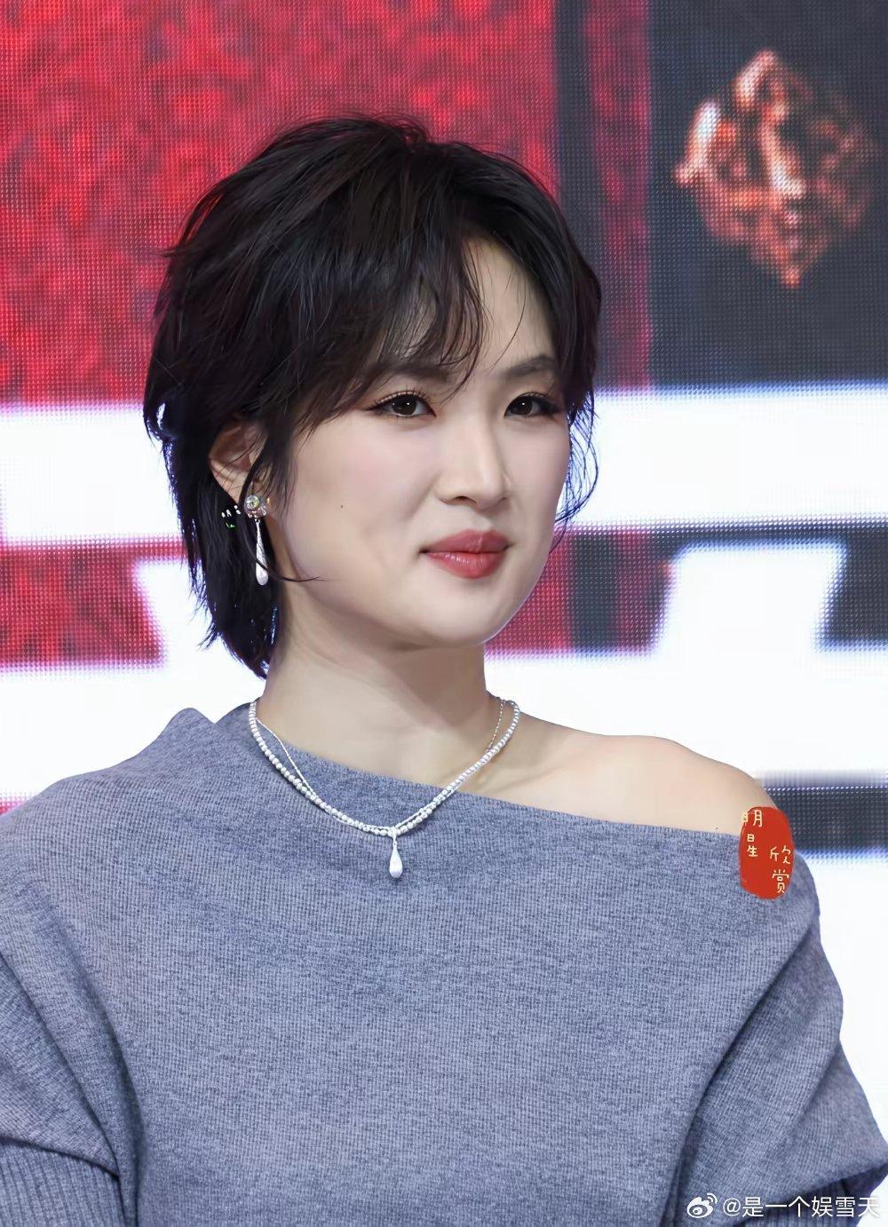 姚安娜越来越搞不懂她了不缺钱，不缺名气，长得也不错，关键是她爸爸还支持她追逐梦想