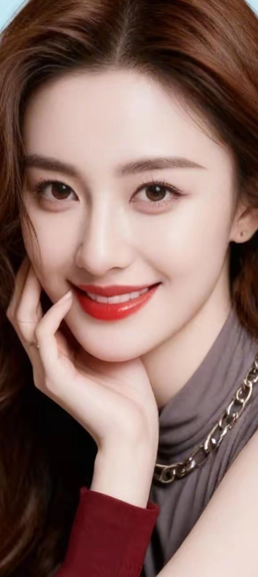 甜美笑容，红唇闪耀，优雅气质，时尚穿搭