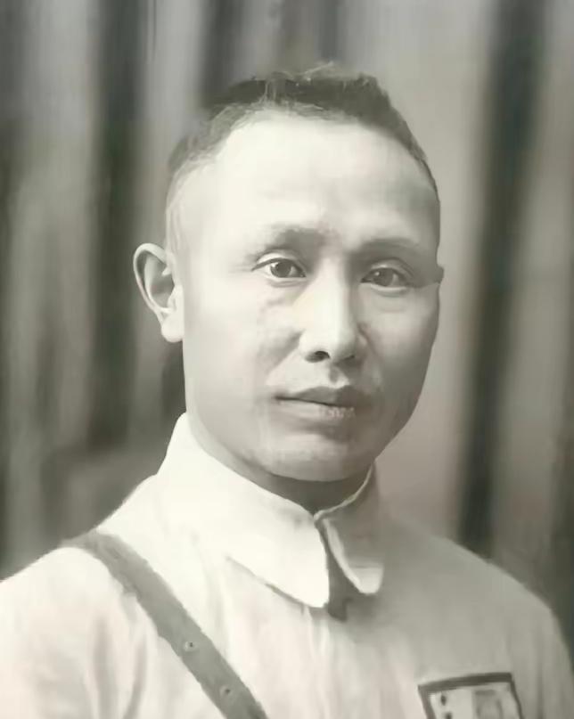 1926年，江苏溧阳南渡镇一个农家子弟走进黄埔军校第五期的校门。点名时蒋介石走到