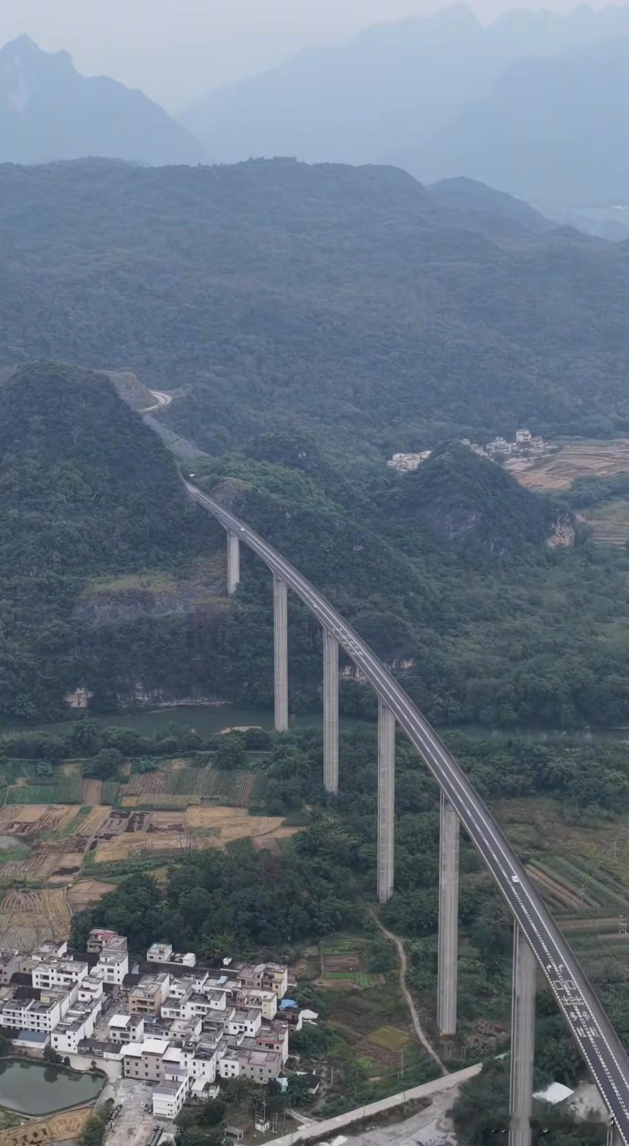位于清远阳山的许广高速，也算是广东省内路况最为复杂的高速公路。由于清远阳山的山势