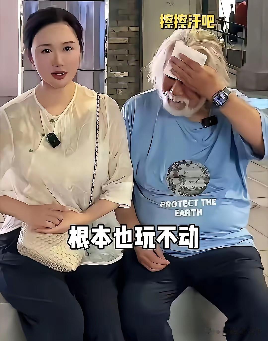 著名导演张纪中和他的妻子，你还别说，俩人长得还真有夫妻相，都身身材高大，长相富态