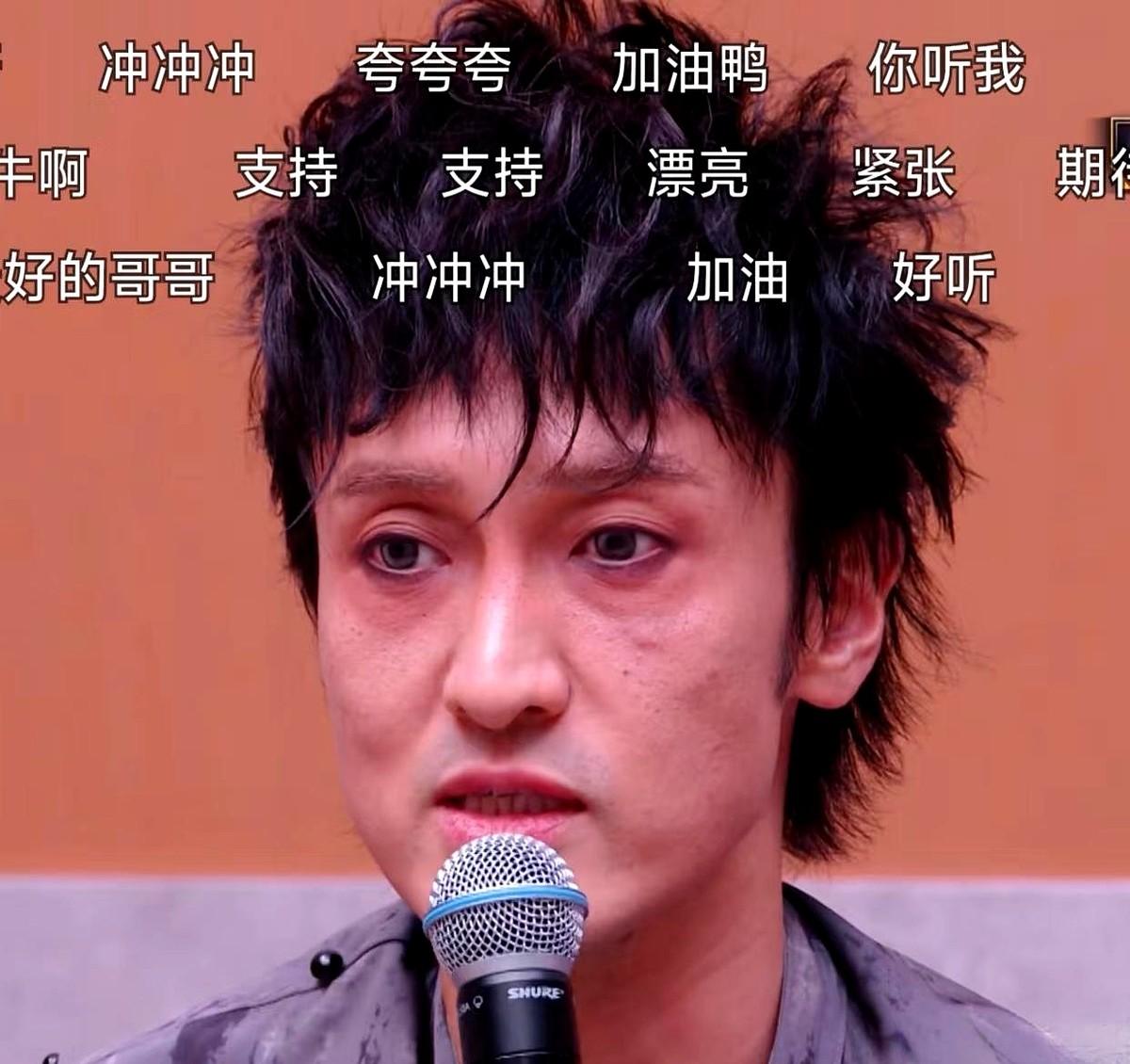 40岁王传君顶着浓妆也盖不住的黑眼圈和痘痘，硬生生治好了我36岁的容貌焦虑。