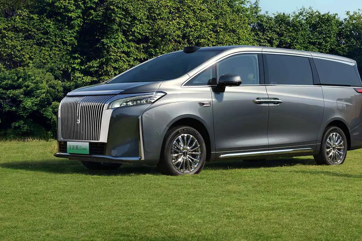 这车真的把家庭MPV玩明白了。带娃出门超省心，感应尾门不用手忙脚乱，B柱儿童扶手