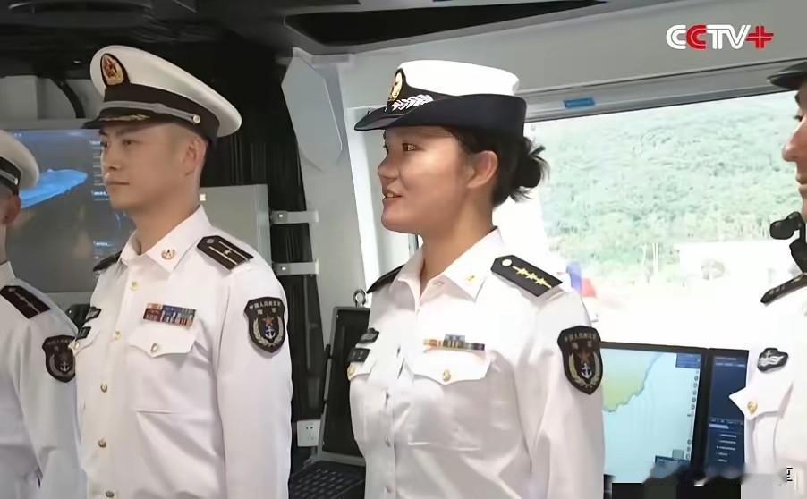 想不到吧，福建舰引导舰载机着舰的，是一位学电磁弹射专业的小姑娘，这是航母上最重要